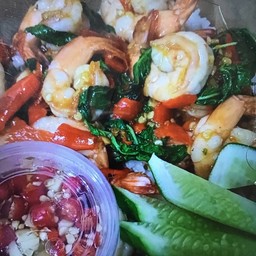 กระเพรากุ้งราดข้าว