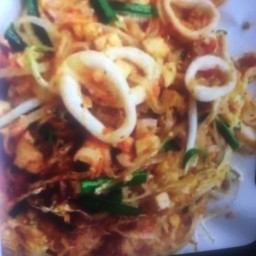 ผัดกระเพรามาม่าปลาหมึก