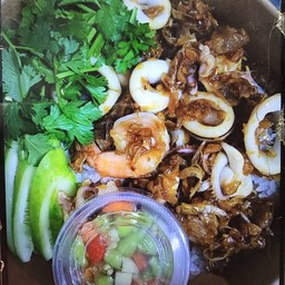 ปลาหมึกกุ้งกระเทียมราดข้าว