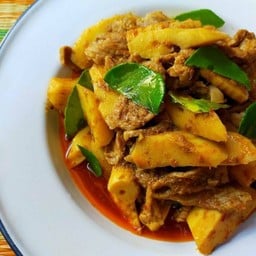 ข้าวผัดพริกแกงหมูชิ้นใส่หน่อไม้