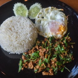 ผัดกะเพรา ราดข้าว