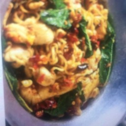 ผัดกระเพรามาม่าหมูชิ้น