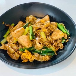 เส้นใหญ่ผัดซีอิ๊วไก่