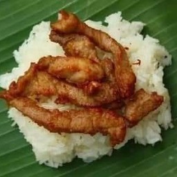 ข้าวเหนียวหมูแดดเดียวทอด