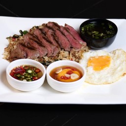 ข้าวกะเพราเนื้อ+ท็อปเนื้อเซอลอย