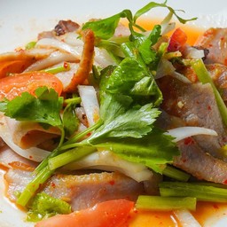 ยำคอหมูย่าง