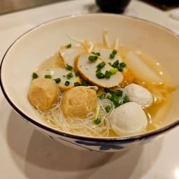 ก๋วยเตี๋ยวน้ำใสลูกชิ้นกุ้ง ปลาเส้น ฟองเต้าหู้ทอด เนื้อปลาบดกลิ่นปูอัด