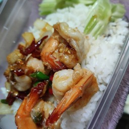 กะเพรากุ้งราดข้าว