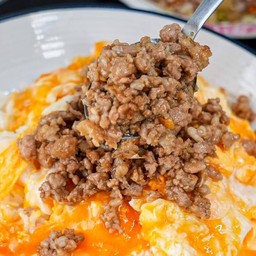 ข้าวราดหมูสับกระเทียมพริกไทย +ไข่ลาวา