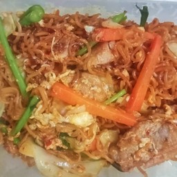 มาม่าผัดต้มยำหมูชิ้น