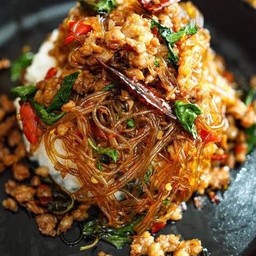 กะเพราวุ้นเส้นหมูสับ ราดข้าว