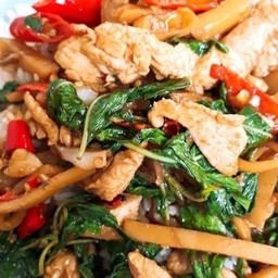 ข้าวกะเพราหมูชิ้นใส่หน่อไม้