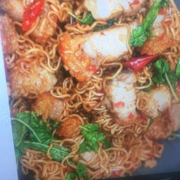 ผัดกระเพรามาม่าหมูกรอบ