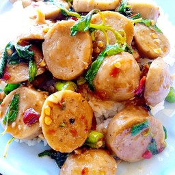 ข้าวกะเพราลูกชิ้นหมู (โปรฟรี ไข่เจียว)