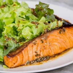 สลัดแซลมอนย่าง