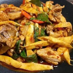 ข้าวผัดพริกแกงไก่ใส่หน่อไม้