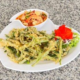 ยำผักบุ้งกรอบ