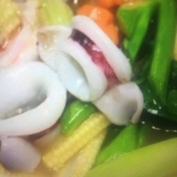 ราดหน้าเส้นใหญ่ปลาหมึก