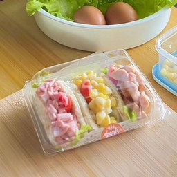 เเซนวิชบับ 3 ชิ้น แฮม ข้าวโพด ทูน่า