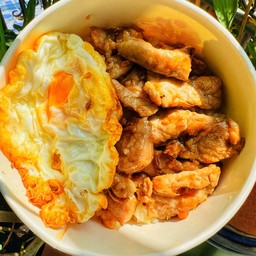 ข้าวหมูหมักนุ่มทอดกะเทียม