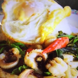 กระเพราปลาหมึกราดข้าว+ไข่ดาว