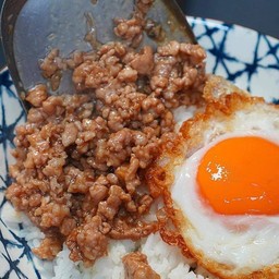ข้าวราดหมูสับกระเทียมพริกไทย +ไข่ดาว