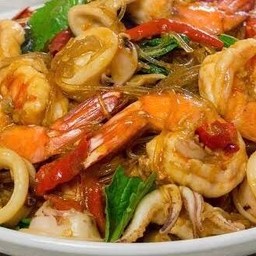 กะเพราวุ้นเส้นทะเล ราดข้าว