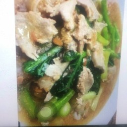 ราดหน้าเส้นใหญ่สามชั้น