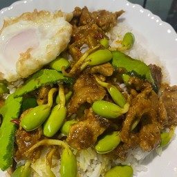 ข้าวเครื่องแกงเนื้อลูกเหรียง