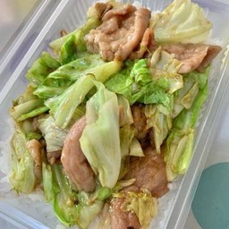 ข้าวหน้าผัดกระหล่ำปลีไก่