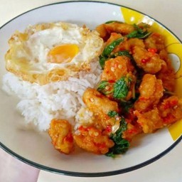 กระเพราไก่กรอบราดข้าว