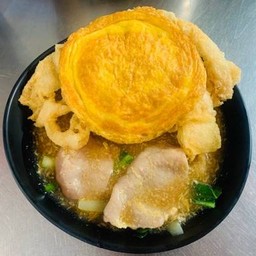 เส้นกรอบราดหน้าหมูห่อไข่