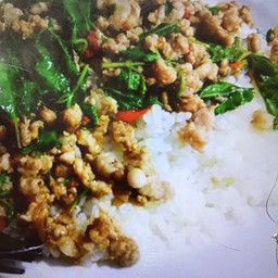 กระเพราหมูสับราดข้าว