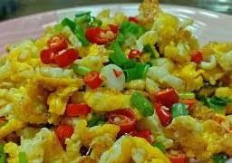 ไข่เจียวคั่วเกลือราดข้าว
