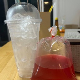 น้ำแดงโซดา  Sala Syrup with Soda (ส่งแยกน้ำแข็ง)