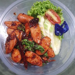 ข้าวกะเพราพริกแห้งไส้กรอก