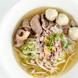 ก๋วยเตี๋ยวหมูหมักลูกชิ้น pork noodles