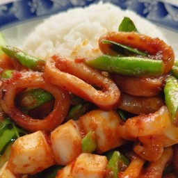 ปลาหมึกผัดพริกแกงใต้