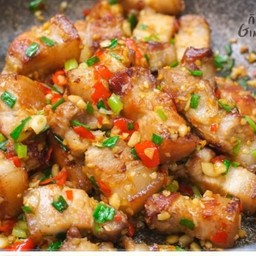 ข้าวหมูผัดพริกเกลือ (หมู เห็ดชิเมจิ  )