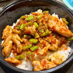 ผัดพริกแกง หมู ,ไก่ ,เนื้อ ,กุ้ง ,ปลาหมึก