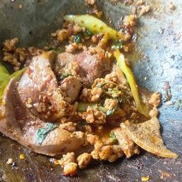 ข้าวราดกะเพราตับหมู(ฟรีไข่ดาว)