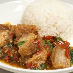 กระเพราหมูกรอบราดข้าว