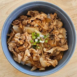 ข้าหน้าหมูผัดซอสสไตล์ญี่ปุ่น (豚丼)