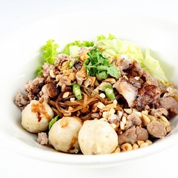 ก๋วยเตี๋ยวแห้งหมูหมักลูกชิ้น