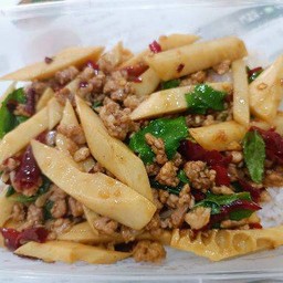 ข้าวกะเพราหน่อไม้หมูสับพริกแห้ง (ราดข้าว)