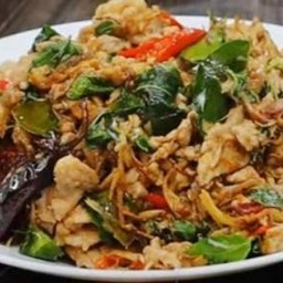 ข้าวราดผัดขี้เมา ไก่ หมู