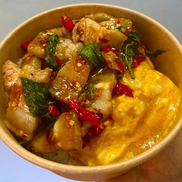 กะเพาหมูสามชั้นราดข้าว+ไข่ข้น