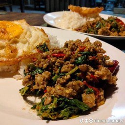 กระเพราเนื้อติดมันราดข้าว(เนื้อสด)