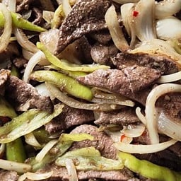 ผัดพริกออ่นตับหมูราดข้าว(ฟรีไข่ดาว)