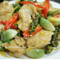 ผัดฉ่าลูกชิ้นปลากรายเป็นกับ